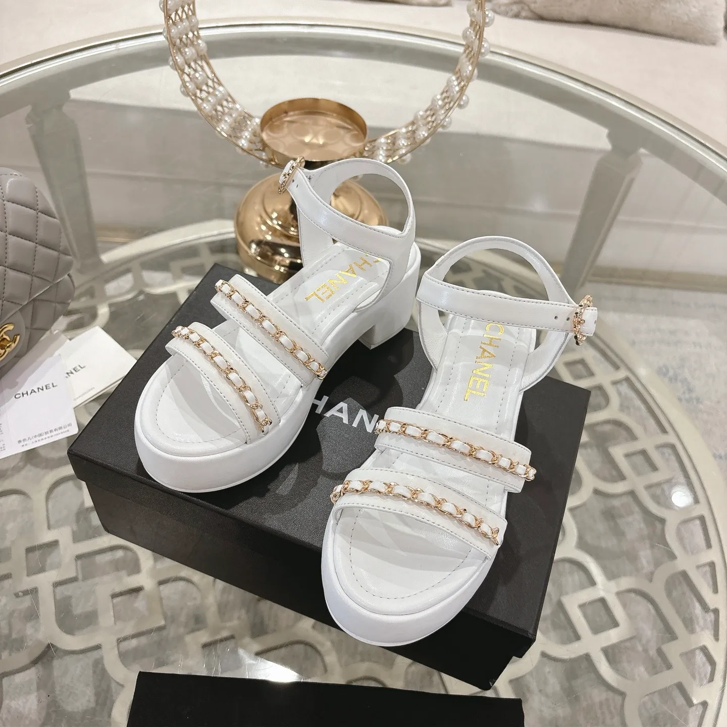 👟👟Ex-factory price 560👟👟Chanel Xiaoxiang 2025ss spring and summer latest catwalk fashion chain decoration top quality! Accurate to 1:1, light luxury without tiring the feet, the upper foot can be matched with spring and summer clothes at will, highlighting texture and taste, simple yet luxurious appearance, even if it is just a pair of sandals, it is definitely a must-have pair in the summer shoe cabinet. Upper: imported lambskin. Lining: imported sheepskin lining. Outsole: original customized outsole. Size: 35-40 (40.41.42 custom-made, non-returnable)